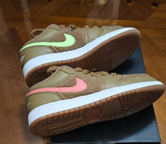 Nike AJ 1 Low UTL (GS) ‚Teddy Bear‘-Dark Driftwood/Pink Salt/Gym Red/Racer Blue
