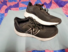 New Balance Fresh Foam Arishi v4 Shoes – Black/white – Big Kids 4 Extra Wide