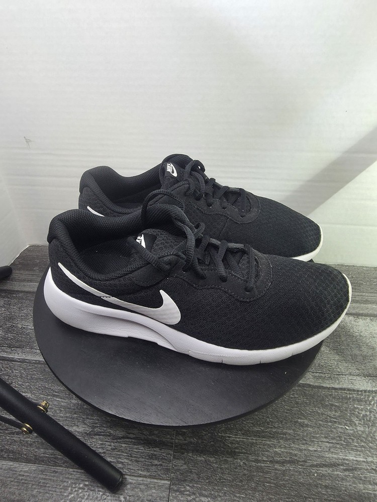 Size 7 (GS) – Nike Tanjun Low Black – 818381-011