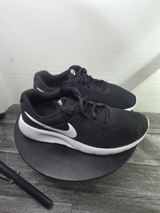 Size 7 (GS) – Nike Tanjun Low Black – 818381-011