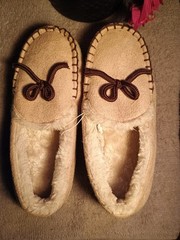 Small Adult Size 5-6 unbranded moccasin slipper, faux fur lined