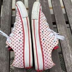 Converse Chuck Taylor All Star Juniors White Red Heart Low Shoes Size 2 *read*