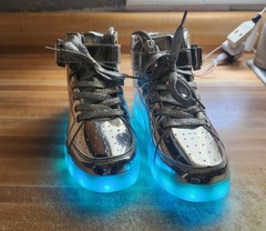 Kids LED Light Up Shoes Cool Boys Girls Luminous Flashing Trainers Sneakers Gift