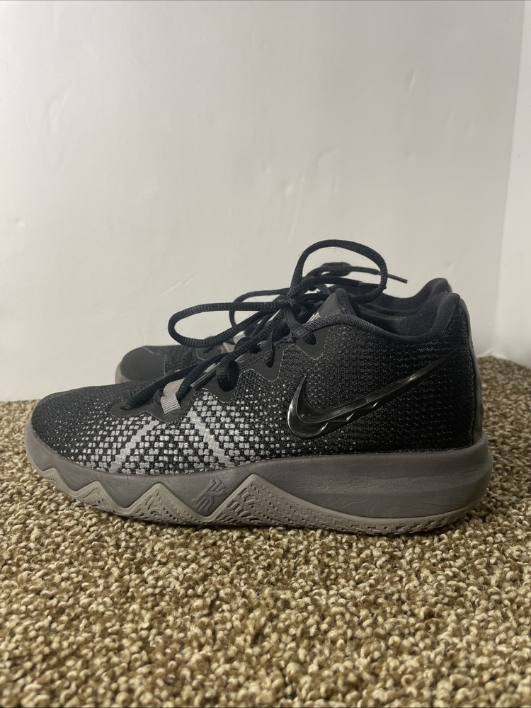 NIKE Kyrie Flytrap Sneakers 4.5Y Youth Sportswear Low Top Black AA1154-011