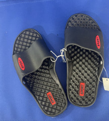 *KIDS BLACK SPORT SANDALS MASSAGE NUBS FOOTBED SIZE M (12-13) SLIDES SHOES