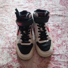 Cool classic Retro Nike high top sneaker white black red logo lace strap US 6Y