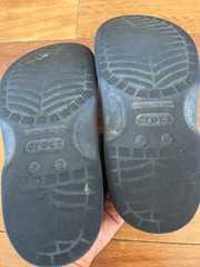 Crocs Classic Clogs Kids Navy Cutout Comfort Shoes with 4 Charms; Size 1/2