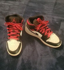 Nike Jordan 1 Mid Gym Red Black Toe 2023 (DQ8423-106) Grade School Size 6Y