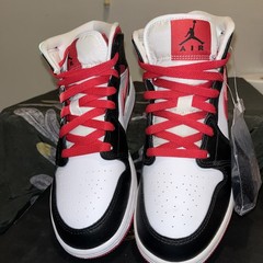 Air Jordan 1 Mid „Very Berry“ Black Red White 554725-016 GS Size 4Y / sz 5.5 wm