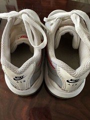 Nike Air Max Invigor ‚White/Wolf Grey/Black/University Red‘ – CZ4196-100 Sz 2Y