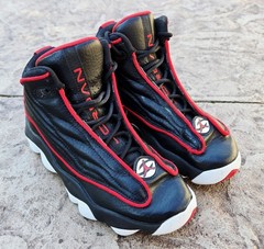 Jordan Pro Strong in the „Black/University Red“ colorway – Kid’s Size 3.5 Y