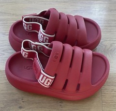 UGG Kids‘ Red Clog Sandals Adjustable Strap Slides Toddler Size 8