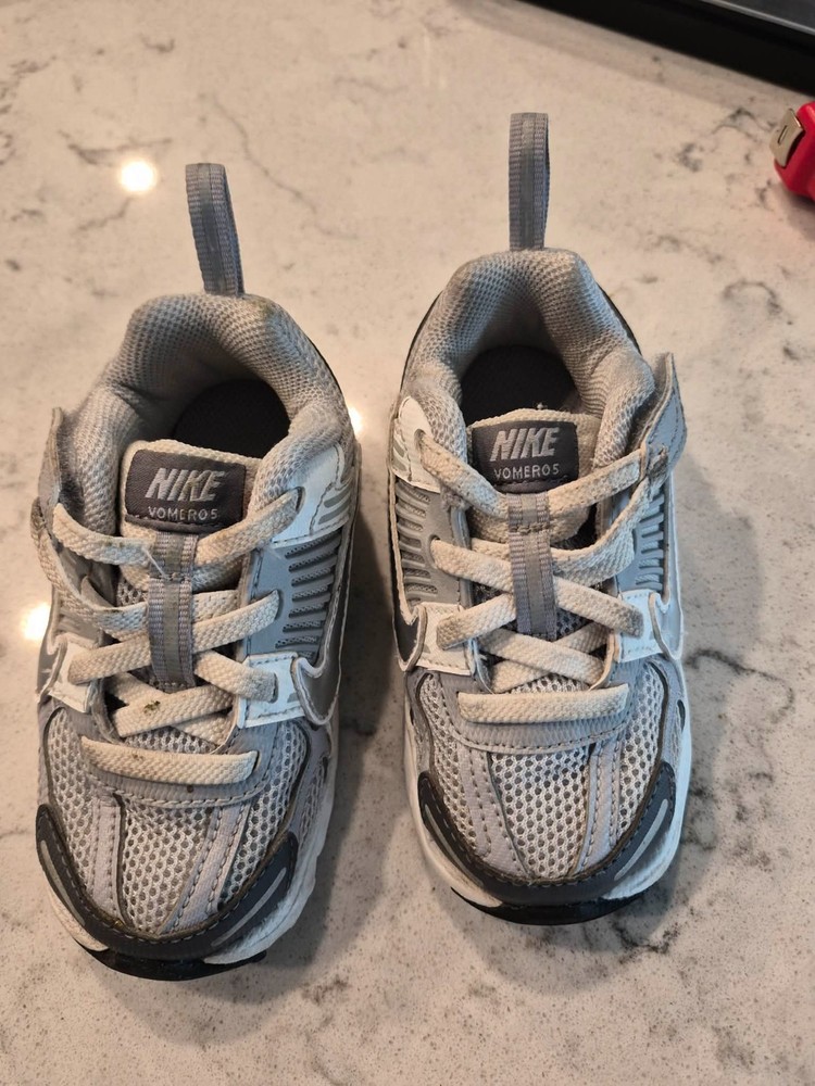 NIKE VOMERO 5 (size 6.5)
