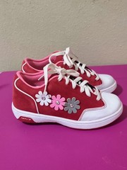 Heelys Roller Skate Shoes Big Kid Sz 4 /5 Pink Low Top Lace Up Pop-Out Wheels