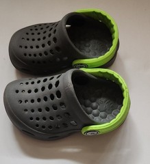 Joybees Kids Active Clogs in charcoal gray with a lime green strap. SZ.4to5