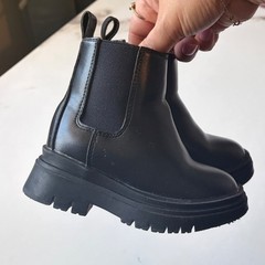 Baby Gap Kids Black Faux Leather Chelsea Lug Sole Boots Size 5 Zipper Side