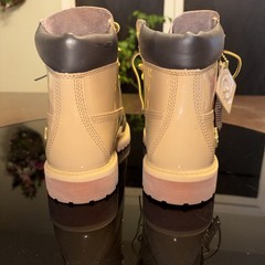 TB0A6BETA3K Timbs Premium 6″ Waterproof Patent Leather Boots women/Kids Size6