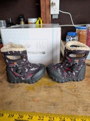 Bogs Infant Snow Boots Shark Pattern Size 5 Waterproof Insulated Excellent