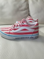 Vans kids Where’s Waldo Old Skool Sneakers Kids Size 2 Shoes