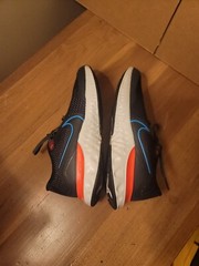 Nike renew run Black/laser Blue/crimson Size 4 Y