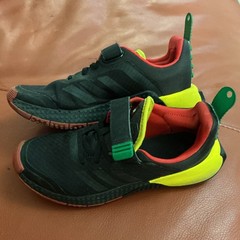 adidas x LEGO Unisex Kids Black/Yellow Colorblock Low Top Strap Sneaker US 4