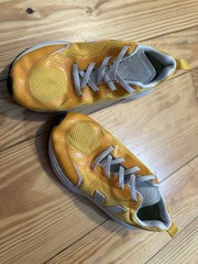 VEJA Kids Small Canary Light Alveomesh sneaker in yellow Size 3 Pre-owned
