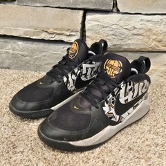 Nike Team Hustle D9 Low Graffiti – CQ3705-001 Basketball Shoes Size 4.5Y