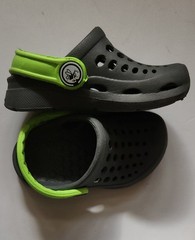 Joybees Kids Active Clogs in charcoal gray with a lime green strap. SZ.4to5