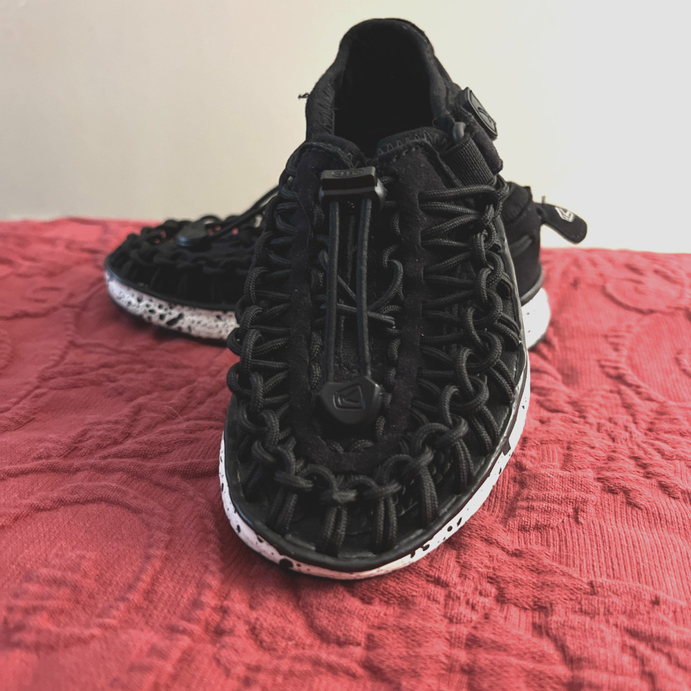 KEEN Uneek Black ParaCord Bungee Sneakers Shoes Water Loafer Size 9Y Unisex