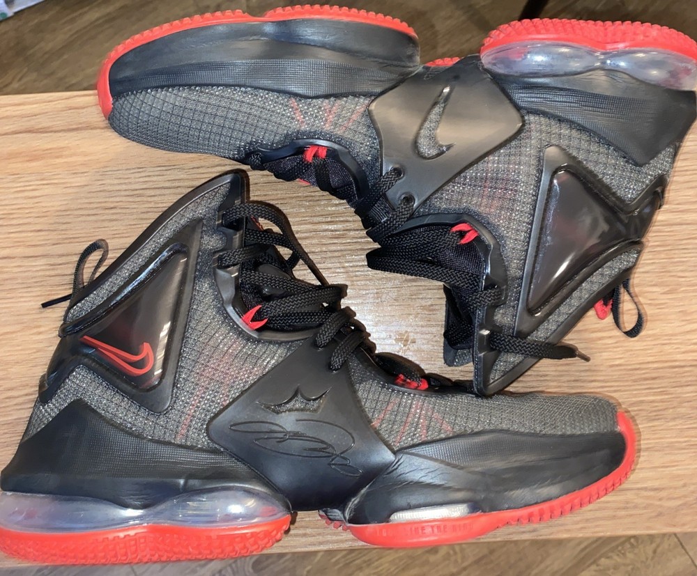 Nike LeBron 19 „Bred“ sneakers in black and university red Size 7y