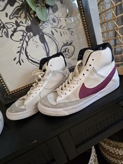 Nike big kids size 7 Blazer Mid ’77 SE White Rush Maroon 7y