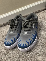 HEELYS Pro 20 Prints -Youth Size 6 Gray With Blue Flames Shoes