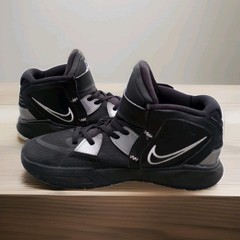 Nike Kyrie Infinity Black Metallic Silver Athletic Shoes Yth sz 2 1/2 Basketball