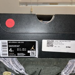 Air Jordan 1 Mid „Very Berry“ Black Red White 554725-016 GS Size 4Y / sz 5.5 wm