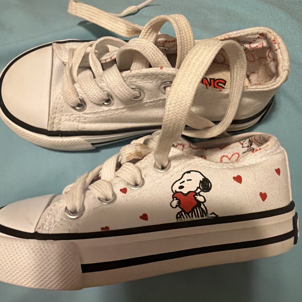 Peanuts® Snoopy White Canvas Lace-Up Children’s Shoes Size 6