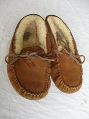 UGG Dakota Slip On Shearling Moccasin Chestnut Slippers Unisex Big Kids Size 2