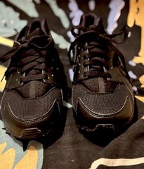 Nike Air Huarache Kids 7Y Triple Black with a Thermoplastic heel cage 654275-016