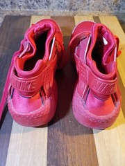 Nike Air Huarache Triple Red Grade School size 5.5Y 654275-600 good condition