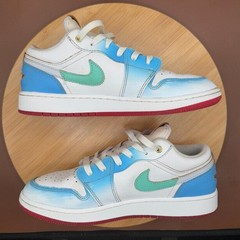 Jordan 1 Low SE University Blue Gradient (GS) Sz 6.5Y