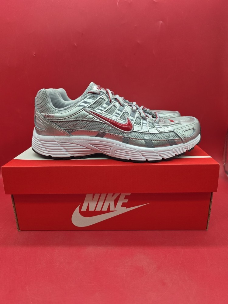 BOYS GRADE SCHOOL NIKE P-6000_METALLIC SILVER/GYM RED-FLT HV5064-002-SIZE 6 Y