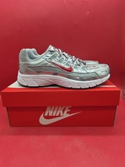 BOYS GRADE SCHOOL NIKE P-6000_METALLIC SILVER/GYM RED-FLT HV5064-002-SIZE 6 Y