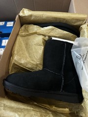 UGG K Classic II Kids Water-Resistant Pull-On Suede Snow Boots Black US 2