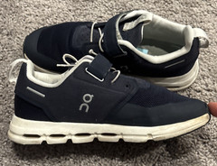 Nice! On Cloud Play Unisex Kids Running Shoes Midnight/white – Size K3