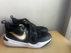 Nike Team Hustle D11 Low Black Metallic Gold – 7Y 8.5 W
