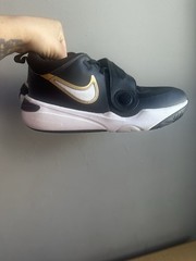 Nike Team Hustle D11 Low Black Metallic Gold – 7Y 8.5 W