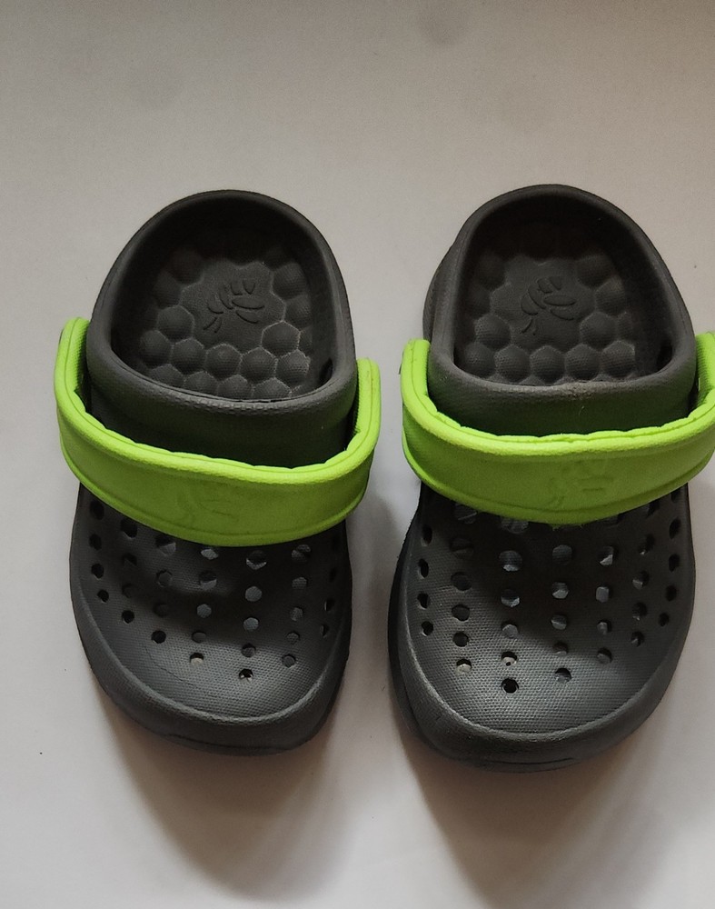 Joybees Kids Active Clogs in charcoal gray with a lime green strap. SZ.4to5