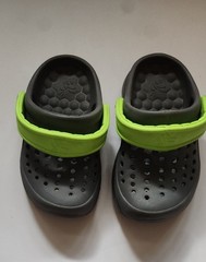 Joybees Kids Active Clogs in charcoal gray with a lime green strap. SZ.4to5