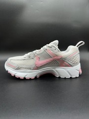 Size 5 – Nike Vomero 5 GS Vast Grey Soft Pink White HF6998 012 Big Kids