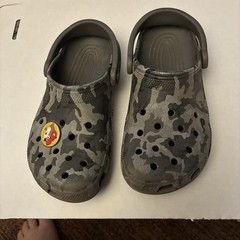 Crocs Camo Camouflage Print Classic Clog Shoes Junior Youth Size 4 (J4) – New!