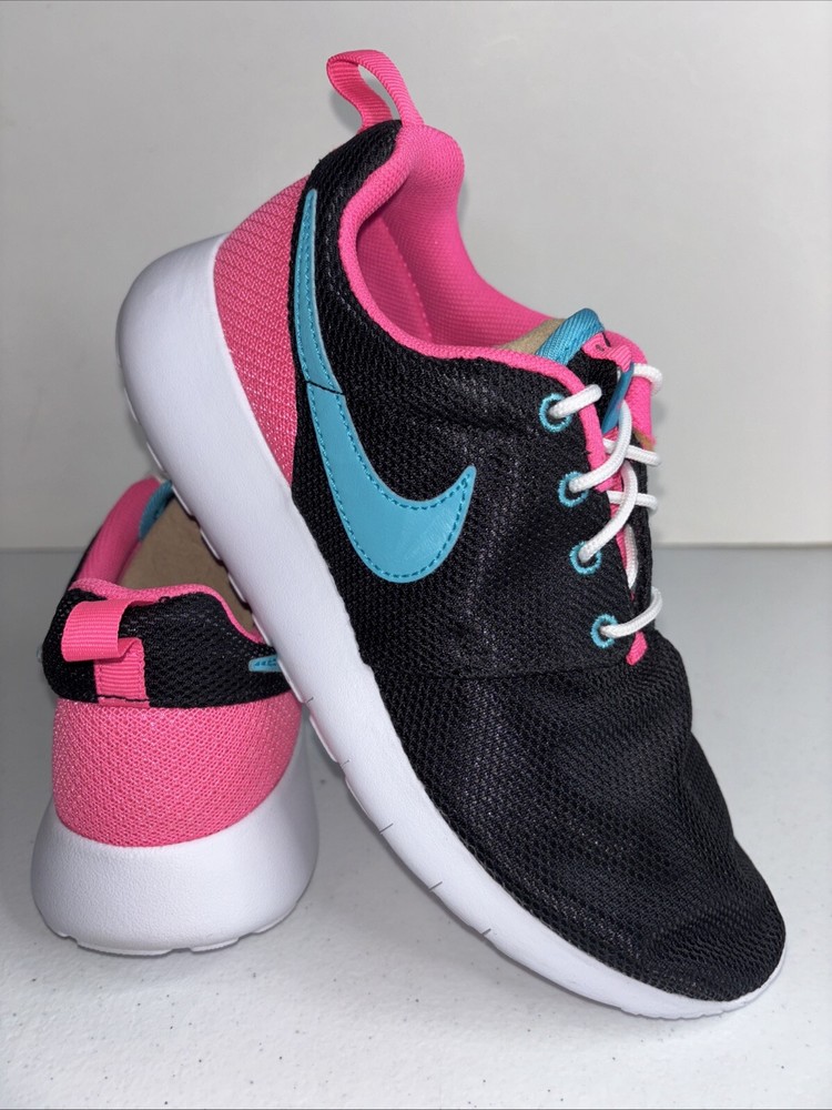 Nike Roshe One GS 599729-013 Size 5Youth ‚Black/Pink Blast‘
